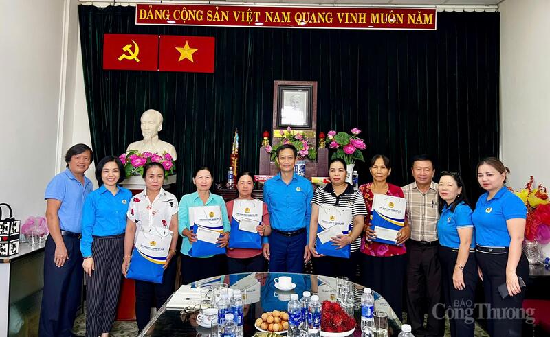 Công đoàn Công Thương Việt Nam đã trao tặng các phần quà cho đại diện một số thân nhân liệt sĩ đang làm việc tại Công ty Phú Lâm.