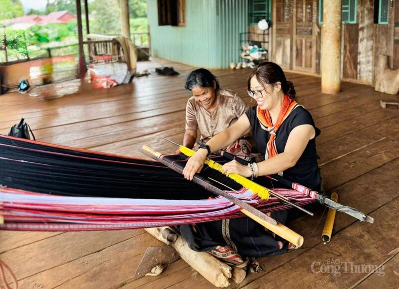Đại diện các doanh nghiệp lữ hành tham gia trải nghiệm dệt thổ cẩm cùng người dân địa phương. Ảnh: Hiền Mai