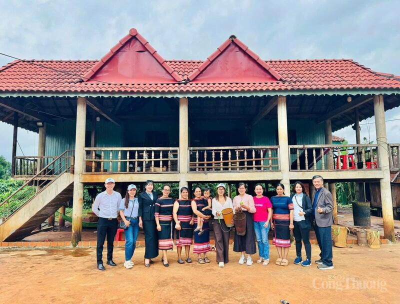 Đoàn famtrip trải nghiệm tại làng Kép (xã Ia Ly, tỉnh Gia Lai). Ảnh: Hiền Mai