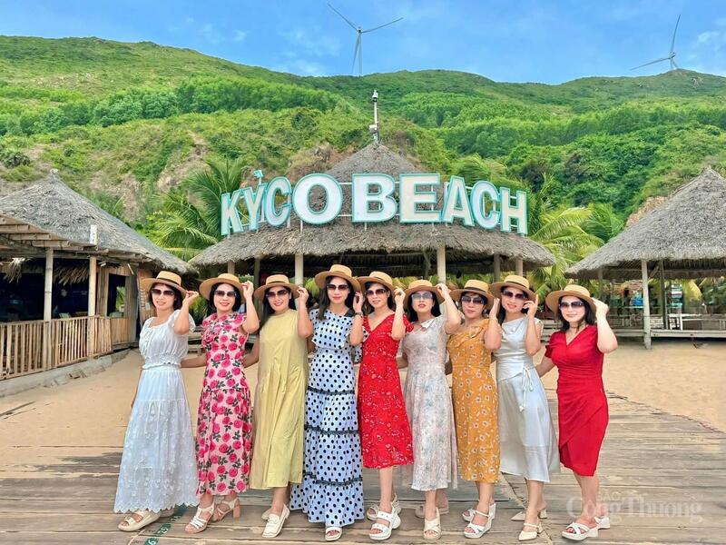 Đoàn du khách "check-in" tại biển Kỳ Co Quy Nhơn. Ảnh: NVCC