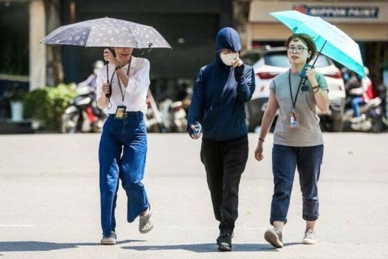 Hà Nội ngày nắng nóng, chiều tối có mưa. Ảnh minh hoạ