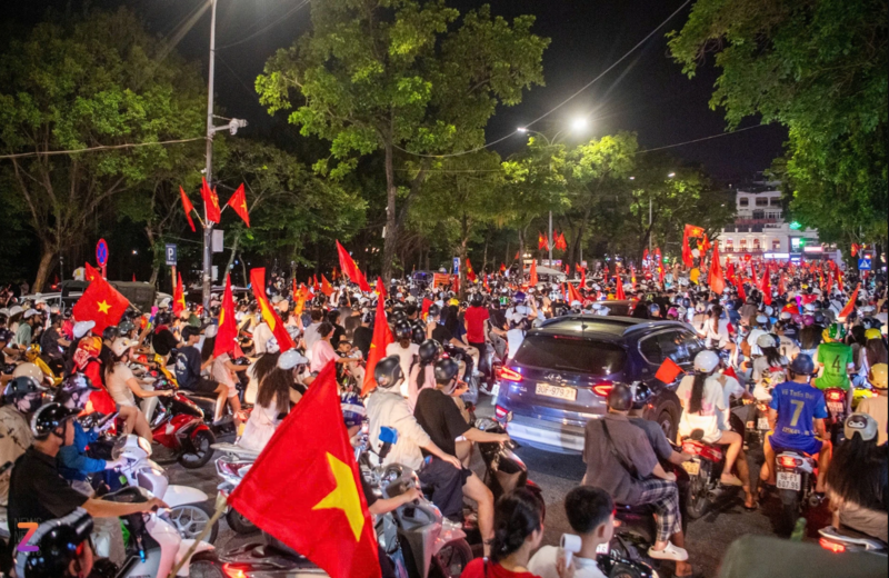 Người hâm mộ đổ xuống đường ăn mừng chiến thắng của U23 Việt Nam. Ảnh: Việt Linh