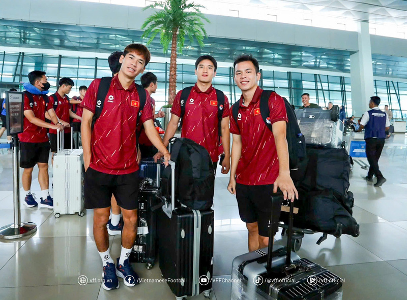 Các cầu thủ U23 Việt Nam chụp ảnh tại sân bay Indonesia. Ảnh: VFF