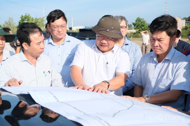 Ông Trịnh Minh Hoàng, Phó Chủ tịch UBND tỉnh Khánh Hoà xem bản đồ quy hoạch khu tái định cư tại thôn Mỹ Hoà, xã Vĩnh Hải. Ảnh: Lê Sơn