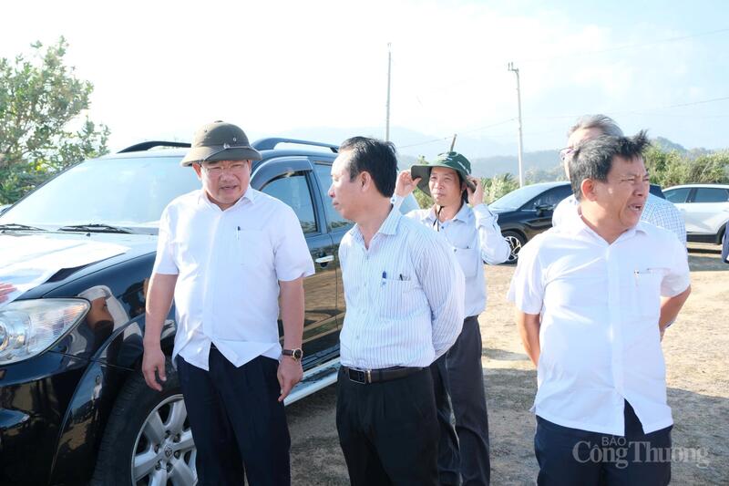Ông Trịnh Minh Hoàng, Phó Chủ tịch UBND tỉnh Khánh Hoà (ngoài cùng bên trái) trao đổi với ông Nguyễn Văn Quế, Chủ tịch UBND xã Vĩnh Hải tại khu đất dự kiến tái định cư. Ảnh: Lê Sơn