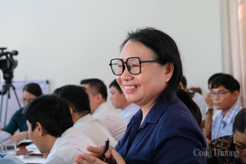 Đại diện UBND xã Vĩnh Hải báo cáo truớc đoàn công tác. Ảnh: Lê Sơn