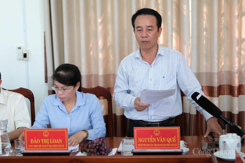Ông Nguyễn Văn Quế, Chủ tịch UBND xã Vĩnh Hải báo cáo tại buổi làm việc. Ảnh: Lê Sơn