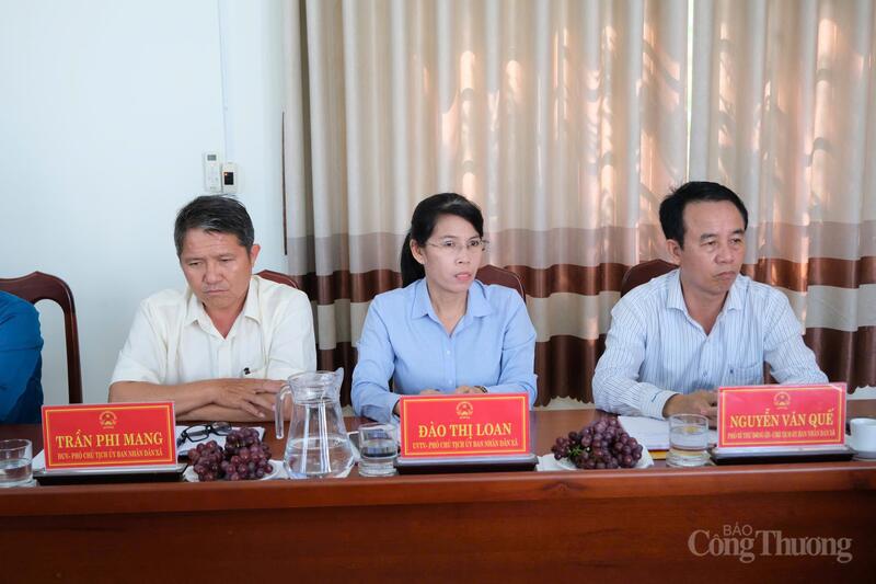Chủ tịch và các Phó Chủ tịch UBND xã Vĩnh Hải tham dự buổi làm việc. Ảnh: Lê Sơn