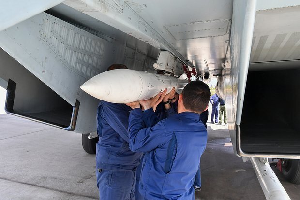 Tên lửa không đối không tầm xa R-77M. Ảnh: TASS