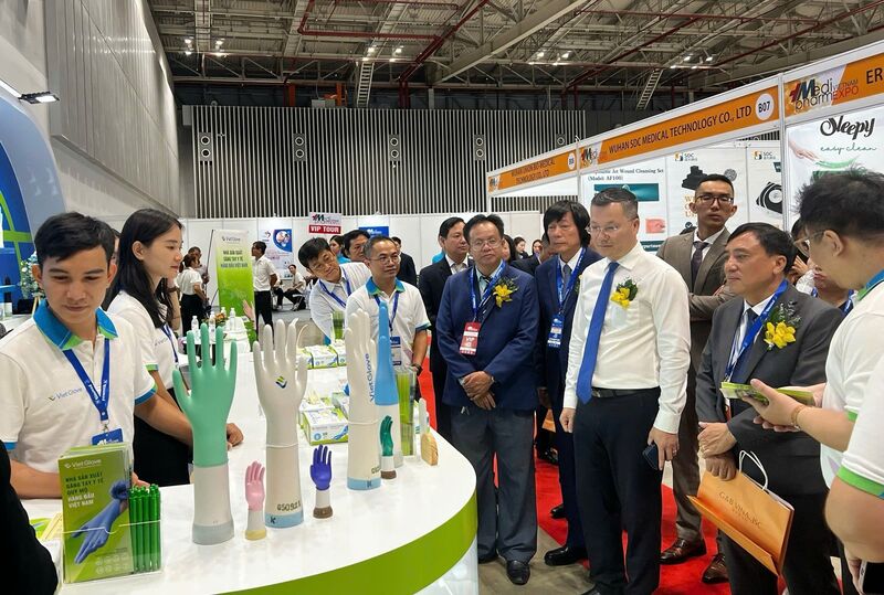 Các đại biểu tham quan gian hàng tại Vietnam Medipharm Expo 2025. Ảnh: Phương Hoa