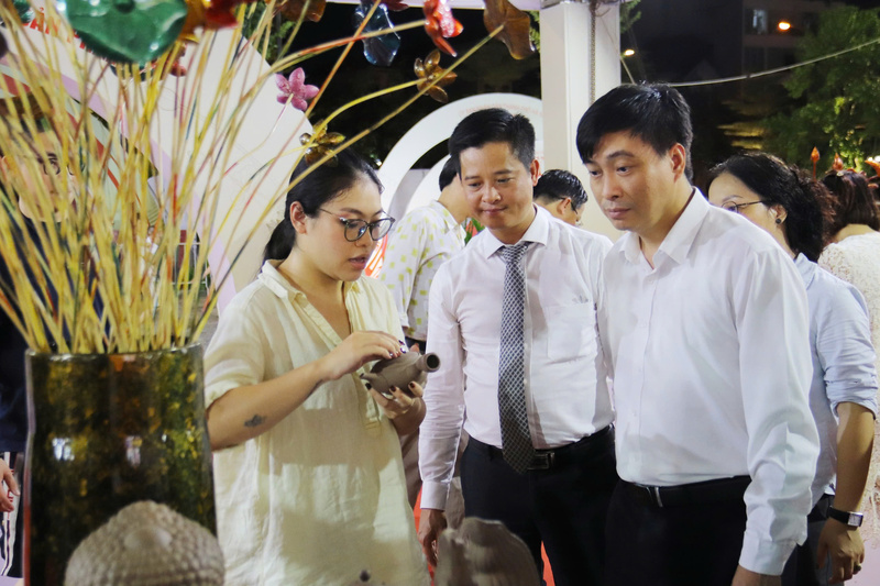 Các đại biểu tham quan gian hàng. Ảnh: Thanh Tuấn