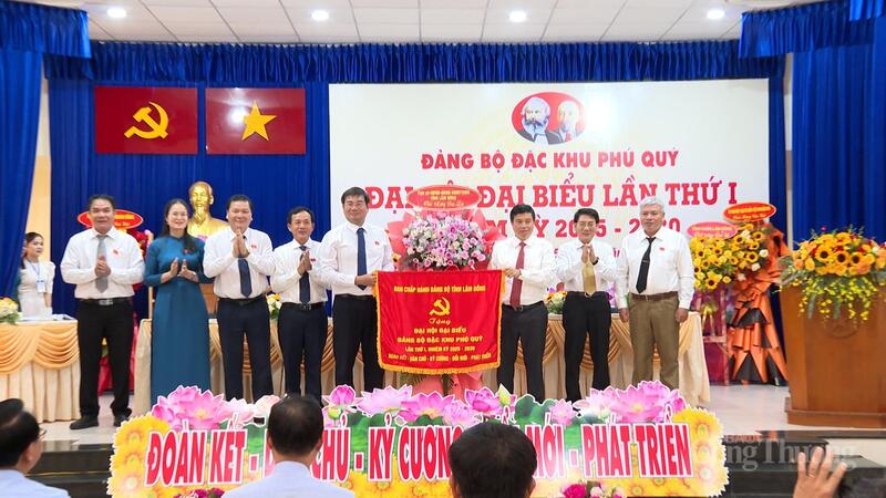 Bí thư Tỉnh ủy Lâm Đồng Y Thanh Hà Niê K’đăm trao tặng bức trướng mang dòng chữ “Đoàn kết - Dân chủ - Kỷ cương - Đột phá - Phát triển” cho Đại hội Đảng bộ Đặc khu Phú Quý.