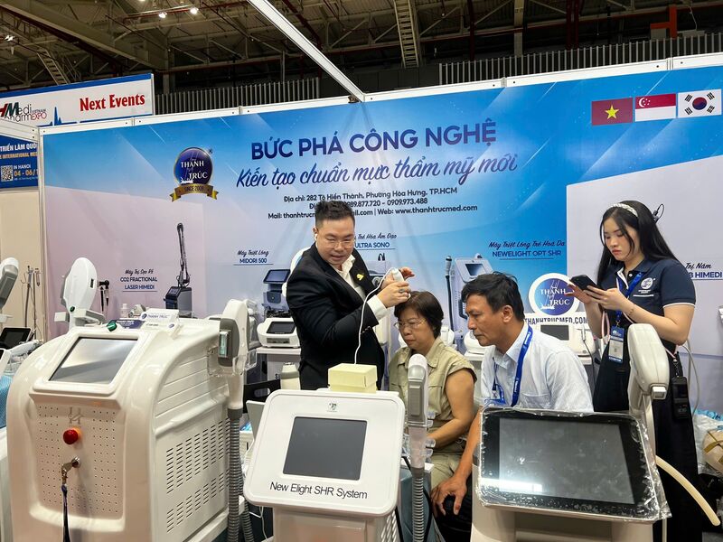 Máy móc chăm sóc sức khỏe trưng bày tại triển lãm quốc tế chuyên ngành y, dược Việt Nam 2025. Ảnh: Phương Hoa