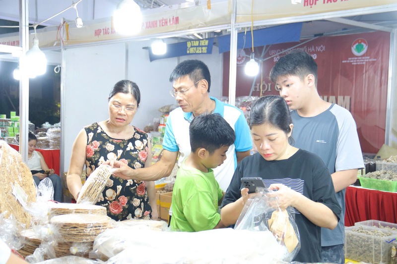 Người dân tham quan gian hàng. Ảnh: Thanh Tuấn