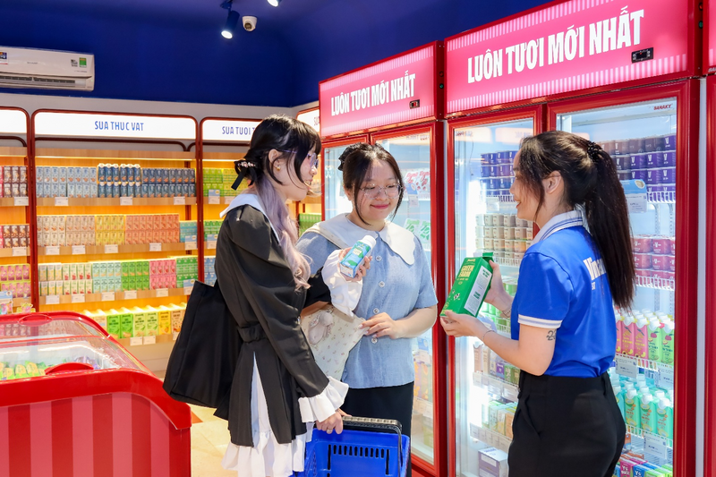 Đổi mới sản phẩm, “thay áo” các cửa hàng theo nhận diện thương hiệu mới giúp Vinamilk tiếp cận tốt hơn đến người tiêu dùng, tác động tích cực đến kết quả kinh doanh. Ảnh: Nguyên Phương