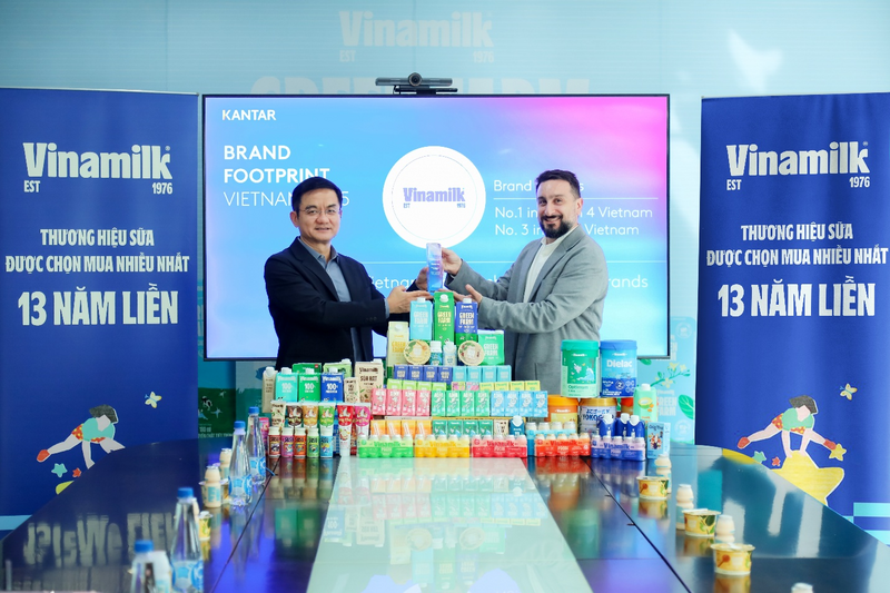 Ông Nguyễn Quang Trí, Giám đốc điều hành Marketing Vinamilk (bên trái), nhận danh hiệu thương hiệu sữa được chọn mua nhiều nhất năm thứ 13 liên tiếp. Ảnh: Nguyên Phương