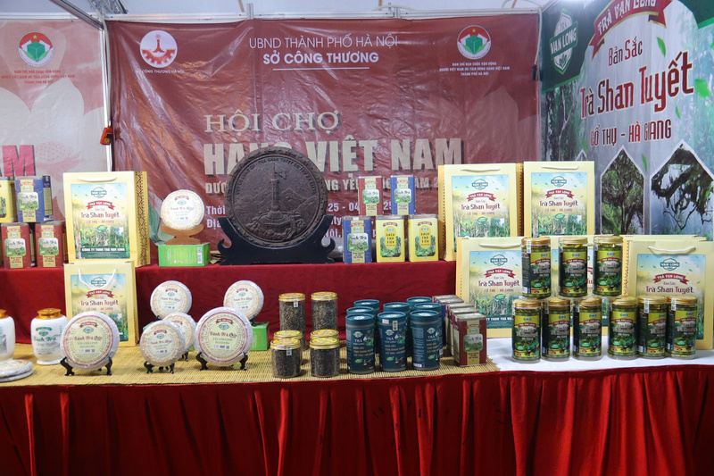 Hội chợ thu hút sự tham gia trưng bày, giới thiệu các sản phẩm, hàng hóa sản xuất tại Việt Nam của gần 70 doanh nghiệp Hà Nội và các doanh nghiệp, đơn vị đến từ các tỉnh, thành phố. Ảnh: Thanh Tuấn