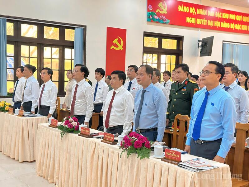 Các đại biểu cùng đảng viên Đảng bộ Đặc khu Phú Quý thực hiện nghi thức chào cờ.
