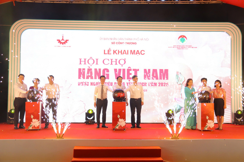Các đại biểu thực hiện nghi thức khai mạc hội chợ. Ảnh: Thanh Tuấn