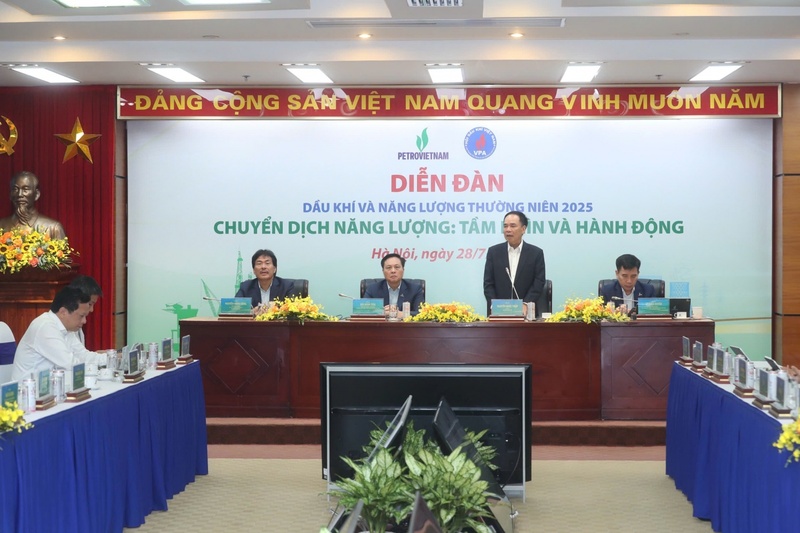 Thành viên HĐTV Petrovietnam Bùi Minh Tiến, Phó Tổng Giám đốc Petrovietnam Lê Xuân Huyên, Chủ tịch Hội DKVN Nguyễn Quốc Thập, Phó Chủ tịch kiêm Tổng Thư ký Hội DKVN Nguyễn Hùng Dũng đồng chủ trì Diễn đàn.