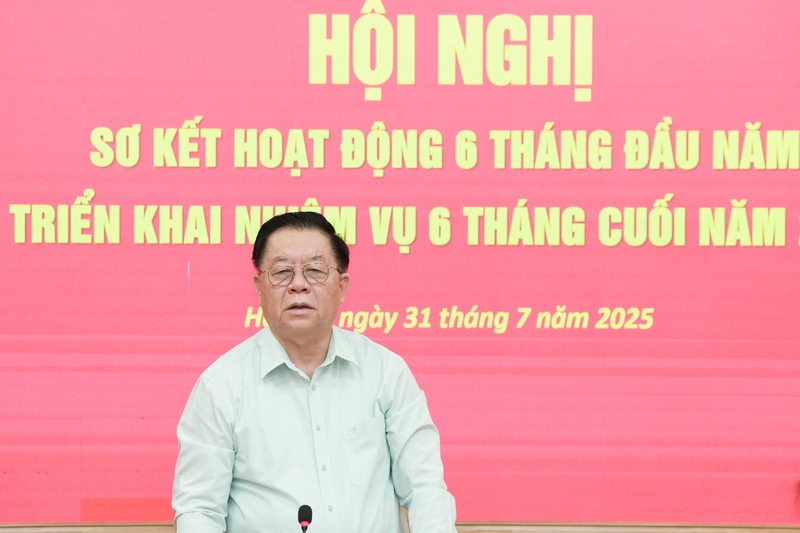 Đồng chí Nguyễn Trọng Nghĩa, Ủy viên Bộ Chính trị, Bí thư Trung ương Đảng, Trưởng Ban Tuyên giáo và Dân vận Trung ương, Trưởng Ban Chỉ đạo Công tác thông tin đối ngoại chủ trì hội nghị. Ảnh: Ban Chỉ đạo Công tác thông tin đối ngoại