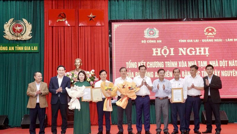 Lãnh đạo tỉnh Lâm Đồng tặng hoa và trao Thư cảm ơn cho 4 đơn vị tài trợ cho tỉnh (Tập đoàn Công nghiệp Than – Khoáng sản Việt Nam, Ngân hàng BIDV Việt Nam, Ngân hàng Vietcombank Việt Nam, Ngân hàng VietinBank Việt Nam)