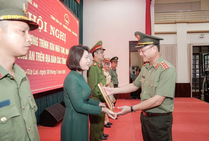Bà Nguyễn Thị Minh – Phó Chủ tịch Công đoàn TKV đại diện TKV nhận Bằng khen của Bộ trưởng Bộ Công an về thành tích xuất sắc trong đợt thi đua đặc biệt “Chung tay xóa nhà tạm, nhà dột nát”