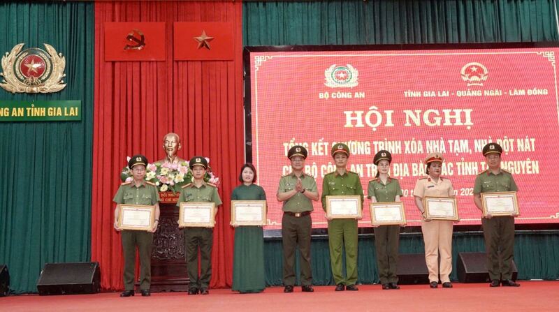 Thứ trưởng Bộ Công an Phạm Thế Tùng trao Bằng khen của Bộ trưởng Bộ Công an cho các tập thể về thành tích xuất sắc trong đợt thi đua đặc biệt “Chung tay xóa nhà tạm, nhà dột nát”