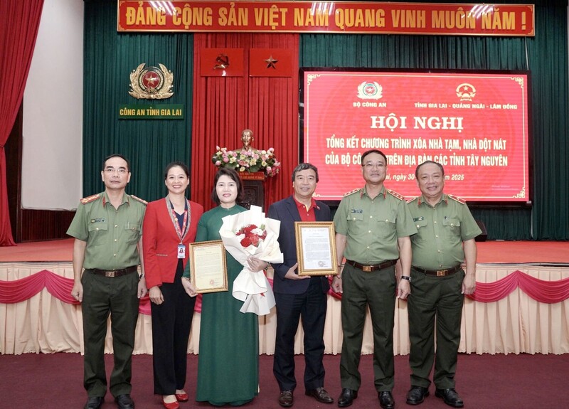 Thứ trưởng Bộ Công an Phạm Thế Tùng và lãnh đạo Công an tỉnh Gia Lai chụp ảnh lưu niệm với 2 đơn vị tài trợ là Tập đoàn TKV và Công ty CP Hàng không Vietjet Air
