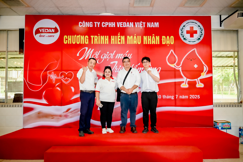 Các cán bộ người nước ngoài cùng tham gia chương trình hiến máu nhân đạo.