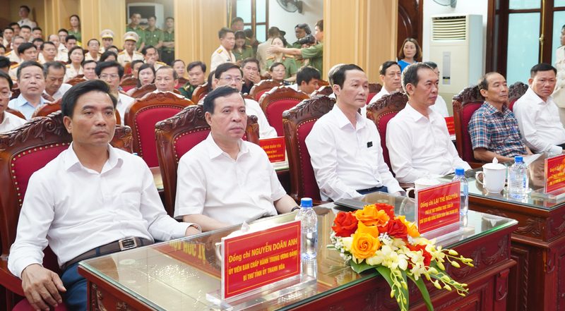 Các đại biểu tham dự buổi lễ. Ảnh: Đình Hợp