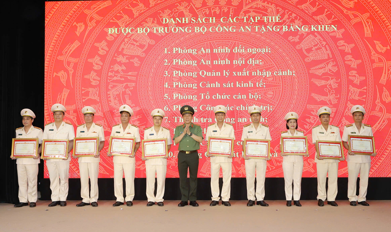 Bộ trưởng Bộ Công an trao Bằng khen cho các tập thể có thành tích xuất sắc trong phong trào thi đua "Vì an ninh Tổ Quốc". Ảnh: Đình Hợp