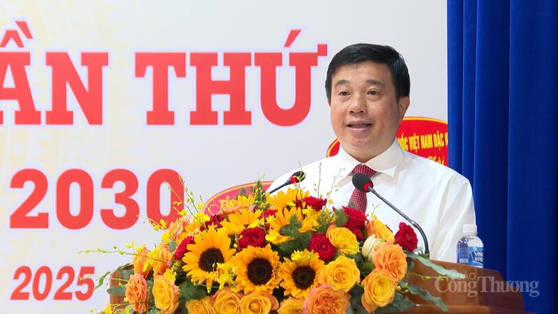 Đồng chí Y Thanh Hà Niê Kđăm, Bí thư Tỉnh ủy Lâm Đồng phát biểu tại Đại hội đại biểu lần thứ I nhiệm kỳ 2025 - 2030 tại Đảng bộ Đặc khu Phú Quý.