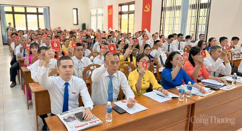 100% đảng viên Đảng bộ Đặc khu Phú Quý biểu quyết tại Đại hội.