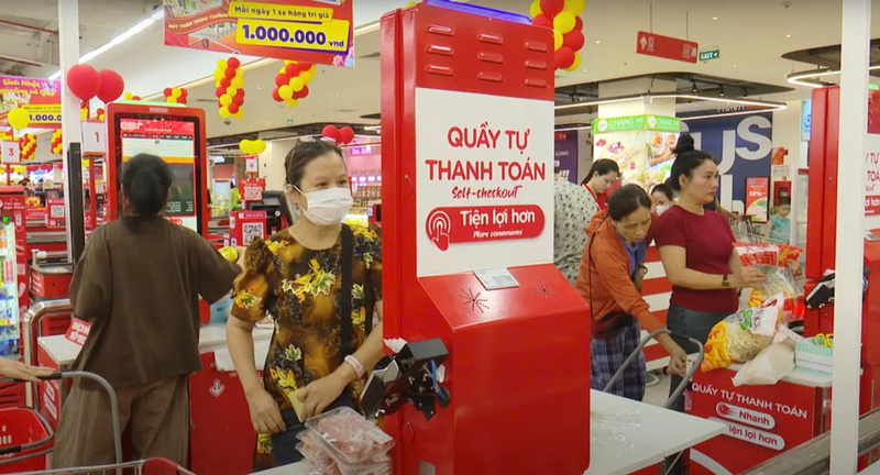 Người tiêu dùng thanh toán không tiền mặt tại siêu thị GO! Thăng Long. Ảnh: N.H