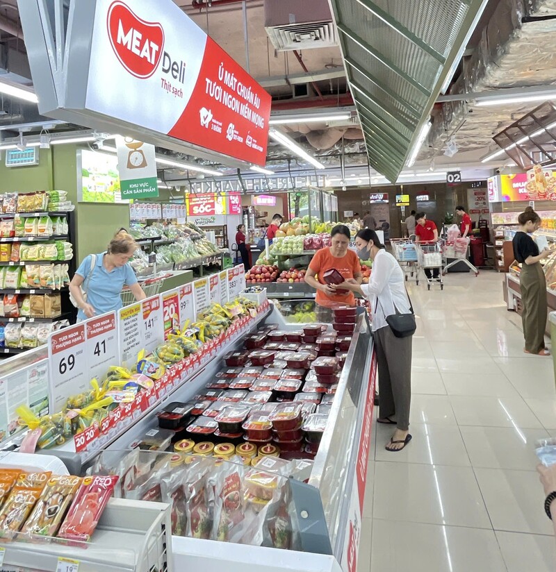 Người tiêu dùng chọn thịt ủ mát MEATDeli tại siêu thị