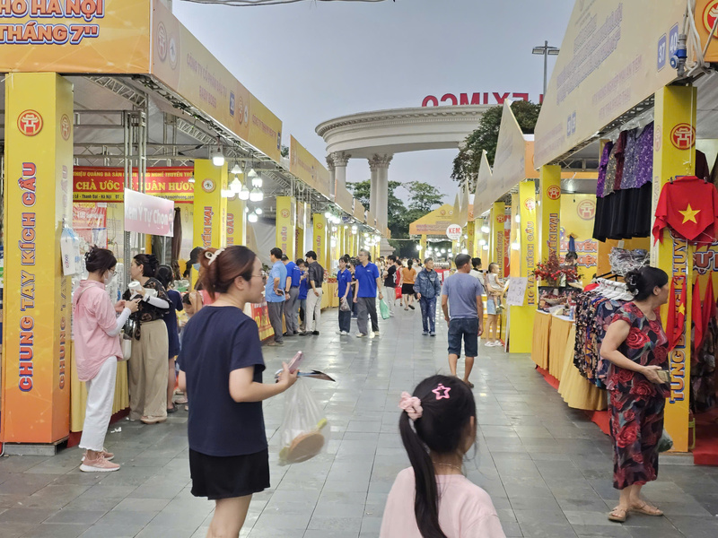 Người tiêu dùng mua sắm tại Ngày Hội khuyến mại tháng 7. Ảnh: N.H