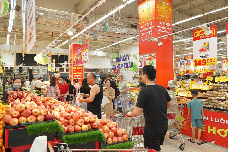 Người tiêu dùng mua sắm tại siêu thị. Ảnh: N.H