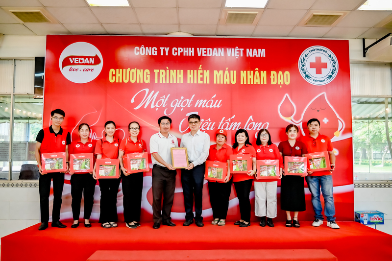 Ông Ko Chung Chih - Phó Tổng giám đốc Vedan nhận thư cám ơn từ Hội chữ thập đỏ tỉnh Đồng Nai