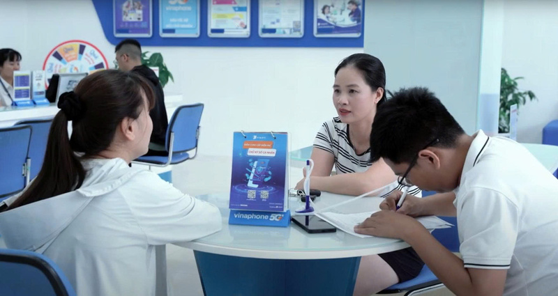 Người tiêu dùng tạo chữ ký số điện tử tại phòng giao dịch VNPT Vinaphone, 75 Đinh Tiên Hoàng, Hà Nội.