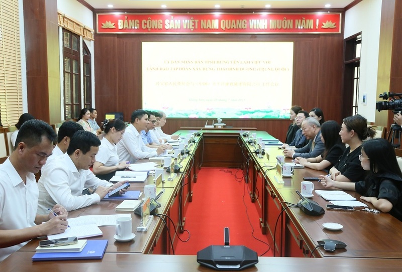 Toàn cảnh buổi làm việc. Ảnh: Cổng TTĐT tỉnh Hưng Yên