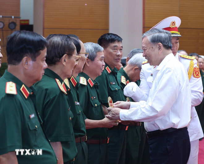 Tổng Bí thư Tô Lâm với các tướng lĩnh, Anh hùng lực lượng vũ trang nhân dân. Ảnh: TTXVN