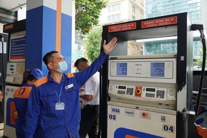 Xăng E10 được bán tại các cửa hàng ở TP. Hồ Chí Minh. Ảnh: Ngọc Lê