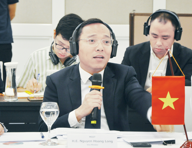 Thứ trưởng Bộ Công Thương Nguyễn Hoàng Long phát biểu tại phiên họp