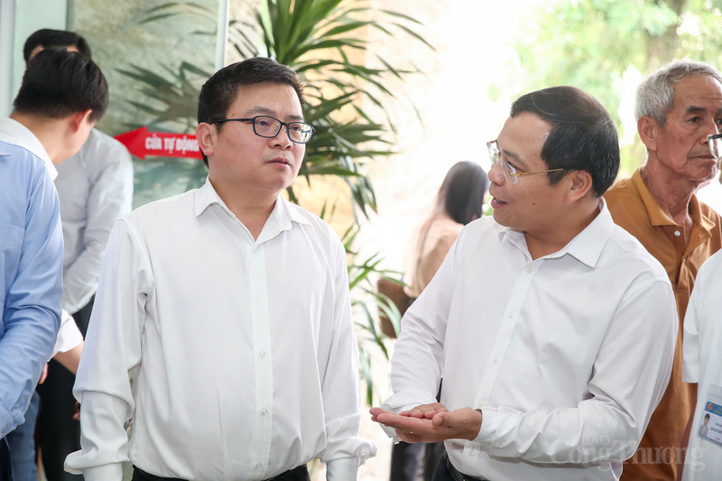 Ông Phạm Hưng Hùng, Thành uỷ viên, Bí thư Đảng uỷ, Chủ tịch Hội đồng Nhân dân phường Thủy Nguyên báo cáo với đoàn công tác.