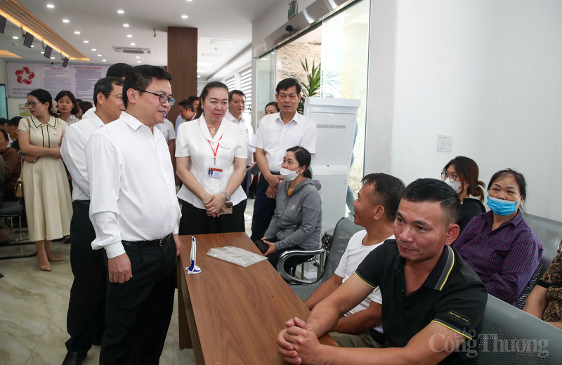 Thứ trưởng Trương Thanh Hoài và đoàn công tác đã trực tiếp khảo sát thực tế tại phường Thủy Nguyên để đánh giá cụ thể tình hình tổ chức, vận hành cũng như khâu phối hợp giữa các cấp chính quyền trong việc triển khai nhiệm vụ ngành.