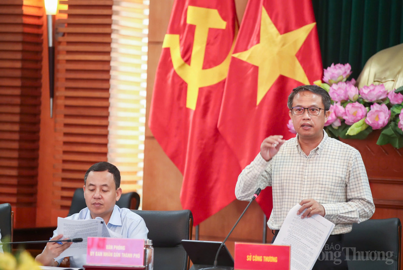 Ông Nguyễn Hoàng Long, Giám đốc Sở Công Thương Hải Phòng báo cáo sơ bộ tình hình triển khai mô hình chính quyền địa phương hai cấp.