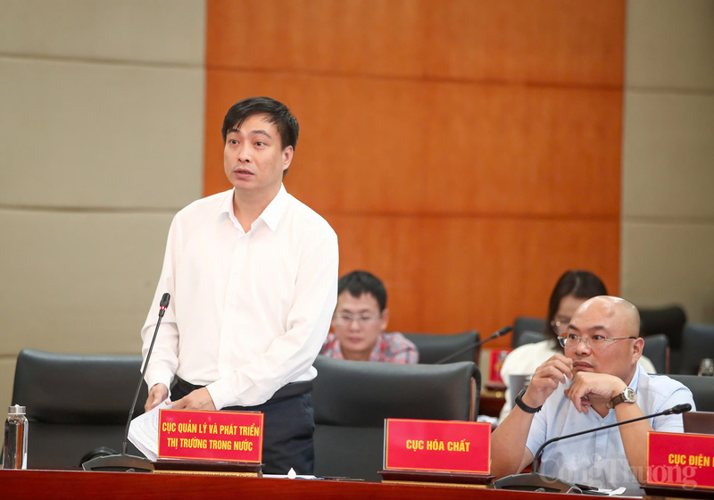 Ông Bùi Nguyễn Anh Tuấn, Phó Cục trưởng Cục Quản lý và Phát triển thị trường trong nước thông tin tại buổi làm việc.