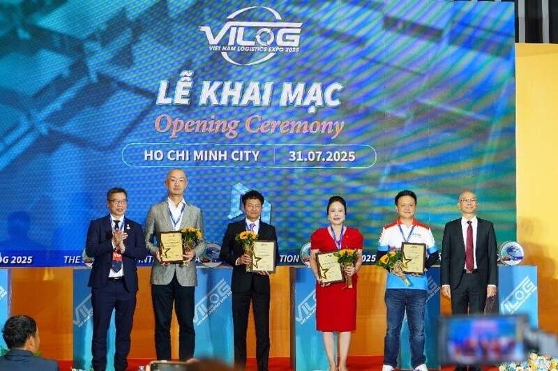 Bà Nguyễn Thụy Quỳnh Hương - Đại diện Cảng Quốc tế Long An nhận kỷ niệm chương từ Lãnh đạo Bộ Công Thương và Chủ tịch Hiệp hội VLA.