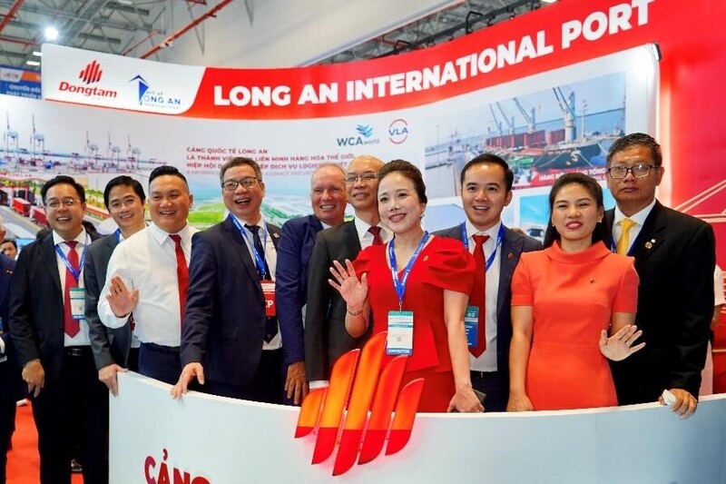Từ phải sang, ông Nguyễn Duy Minh - Phó Chủ tịch Hiệp hội VLA; Các đại diện từ Cảng Quốc tế Long An - bà Ngô Thị Thanh Vy, ông Võ Quốc Huy, bà Nguyễn Thụy Quỳnh Hương; ông Trần Thanh Hải - Phó cục trưởng XNK Bộ Công Thương; Đại diện WCA World; ông Đào Trọng Khoa - Chủ tịch Hiệp hội VLA; Nguyễn Hoài Chung - Phó ban giao nhận vận tải VLA (thứ 2 bên trái)
